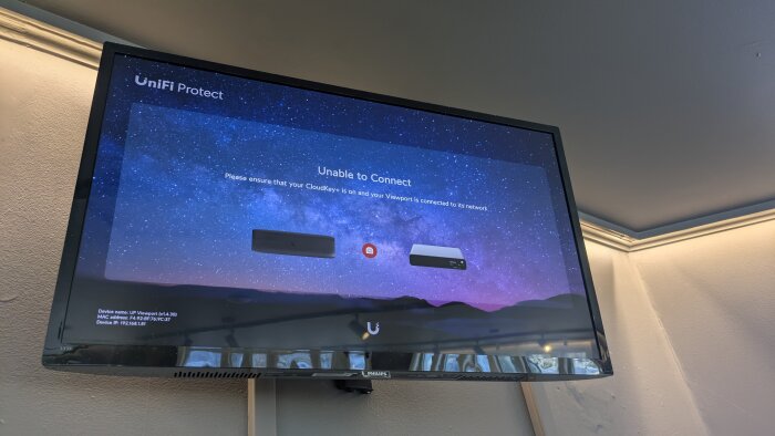 En TV-skärm visar ett felmeddelande från UniFi Protect att anslutning saknas, med en stjärnhimmel i bakgrunden.