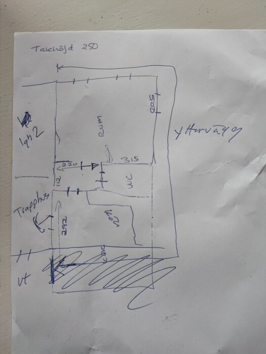 Handritad skiss av planlösning med rum, kök och takhöjd markerade. Öppningar mellan rummen anges och möjlig plats för värmepump utomhus.