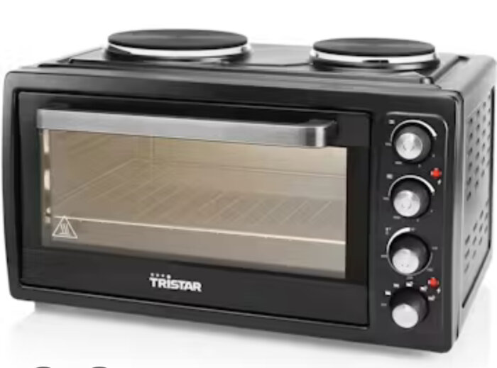 Bänkspis med två kokplattor och ugn, lämplig för sommarstuga eller gäststuga. Märket är Tristar.