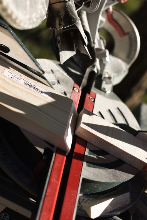 Kap- och gersåg används för att kapa träbitar i 45 graders vinkel, del av ett skrivbordsprojekt av furu.