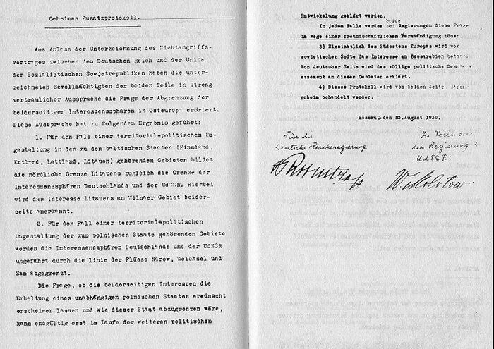 Svartvit bild av Molotov-Ribbentrop-paktens hemliga tilläggsprotokoll från 1939, med tysk och sovjetisk text, och signaturer av representanter från båda länderna.