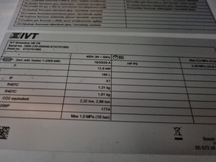 Etikett på en IVT Greenline HE C9 enhet med tekniska specifikationer.