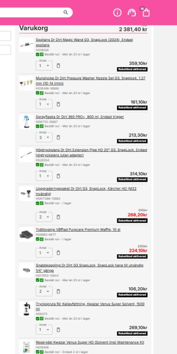 Skärmbild av en varukorg från Autodude med olika byggprodukter, inklusive spolhandtag, munstycken och sprayflaskor, med totalpris och rabatter.