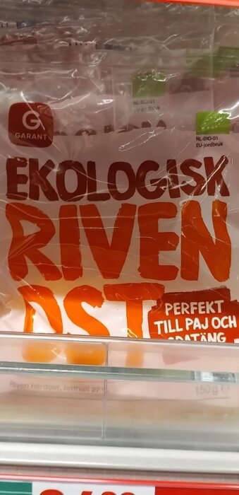 Förpackning av ekologisk riven ost från Garant, med texten "perfekt till paj och gratäng".