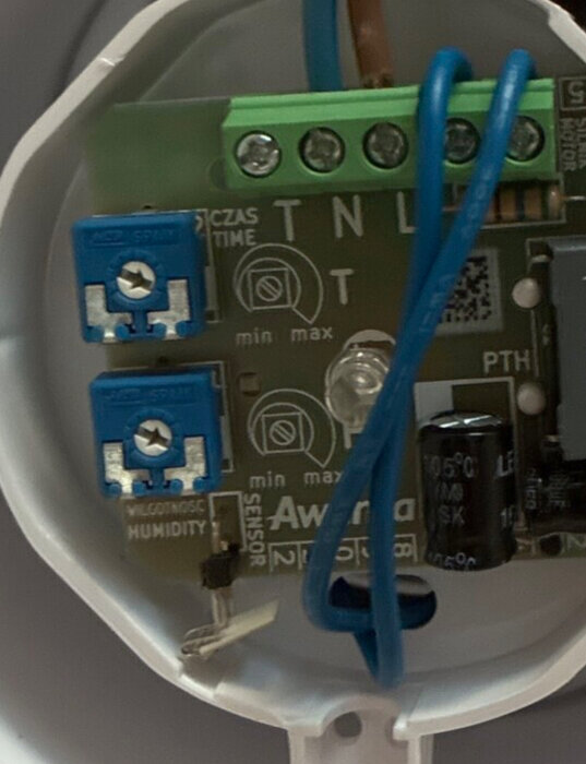 Närbild av kretskortet i en Habo ventit silent badrumsfläkt med reglage för fuktinställning och kablar anslutna.