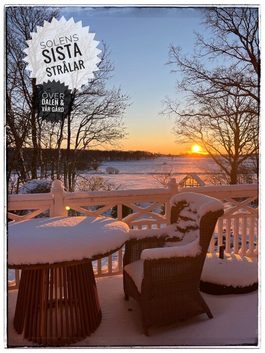 Snötäckt uteplats med bord och stolar i solnedgång. Bar trädgrenar i bakgrunden och vy över frusen vinterlandskap.