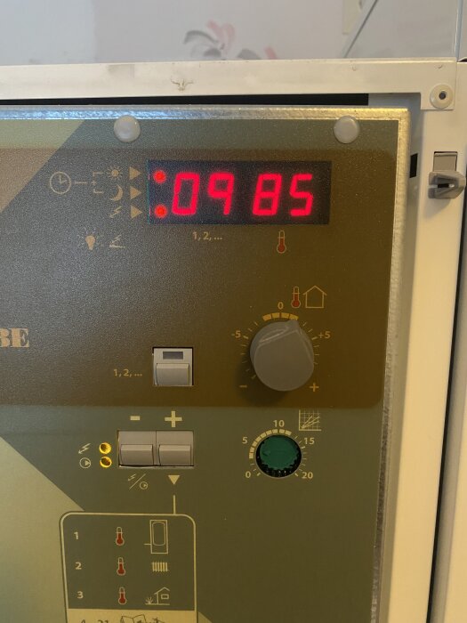 Närbild på Nibe EVC240-displayen som visar funktion 9 med siffrorna 85, vilket indikerar den justerade panntemperaturen.