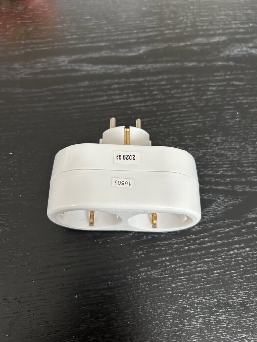 Förgreningsuttag på ett svart bord med märken 2029 99 och 15606.