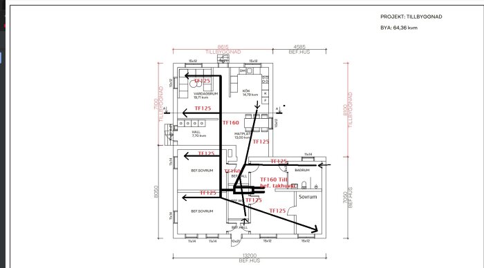 Ritning av husets interiör med ventilationens dragning och takhuvar markerade. Fråga om integrering av ljuddämpare.