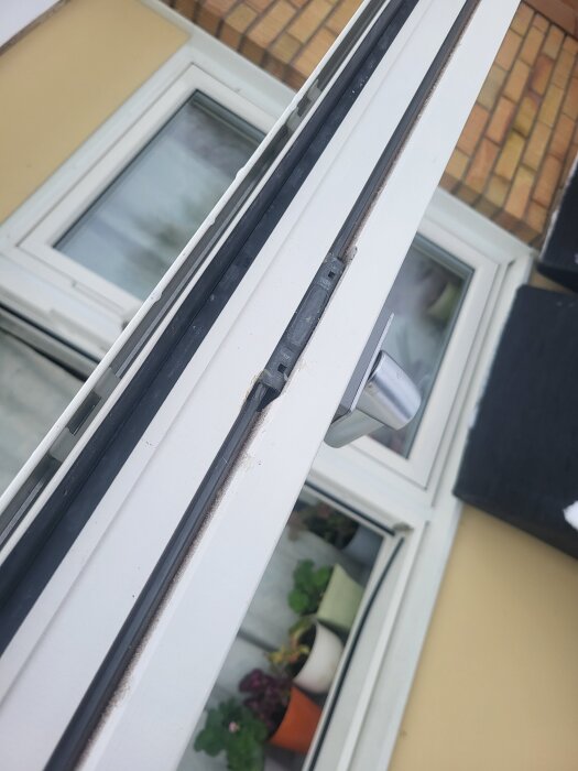 Närbild på ett fönster från Elitfönster som inte går att stänga, synlig låsmekanism och tätning.