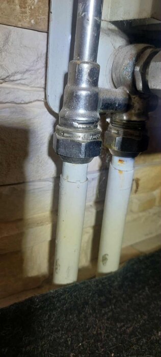 Kopplingar och rör vid ett element visar anslutning och gängsäkring, del av en renoveringsfråga om R15 koppling kompatibilitet.