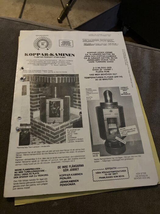 Reklamblad för kopparkaminer som visar bilder av kamininstallationer och beskrivande text om värmeeffektivitet och designfunktioner.