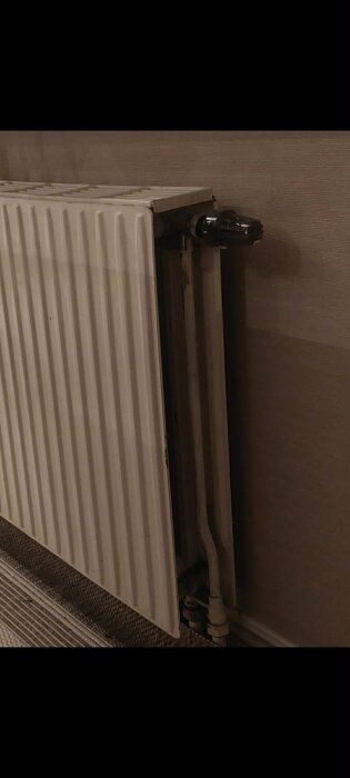 Element med rör dragna från golvet, osäkerhet om det är ett enrörs- eller tvårörssystem.