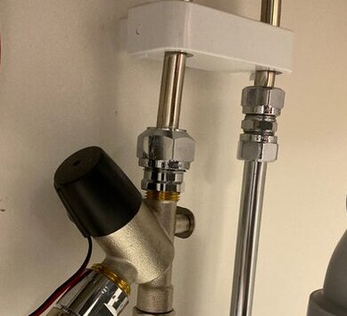 Installationen visar en 10mm halvkoppling av kopparrör ansluten till en blandare i ett rörsystem.