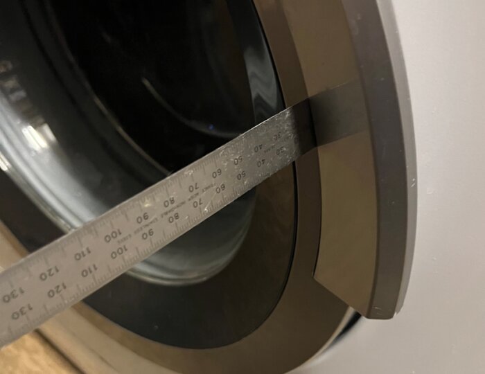 Linjal används för att öppna tvättmaskinslucka när handtaget på en Bosch Series 8 inte fungerar.