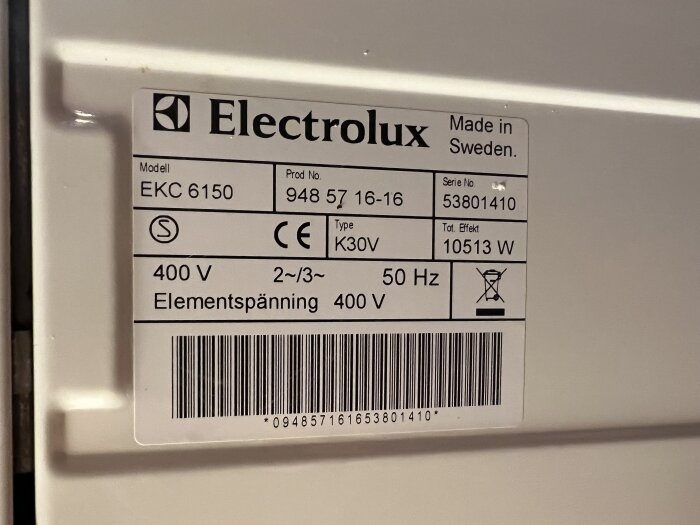 Etikett på Electrolux-spismodell EKC 6150, 400 V, tot. effekt 10513 W, tillverkad i Sverige.