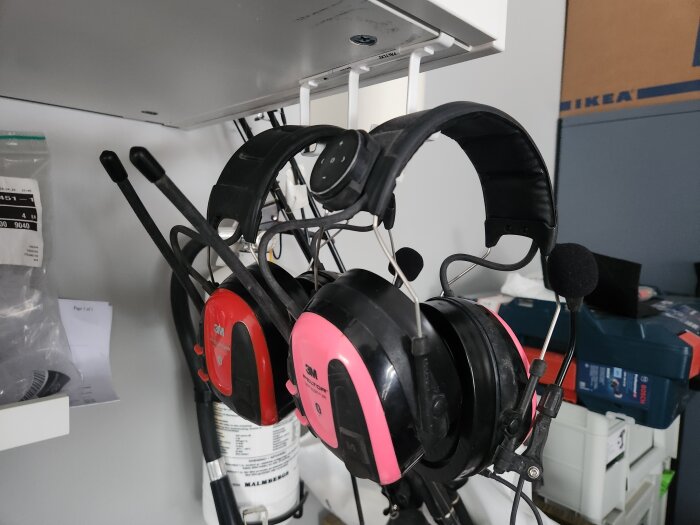 IKEA-krokar i garaget med hängande hörselskydd och andra verktyg.