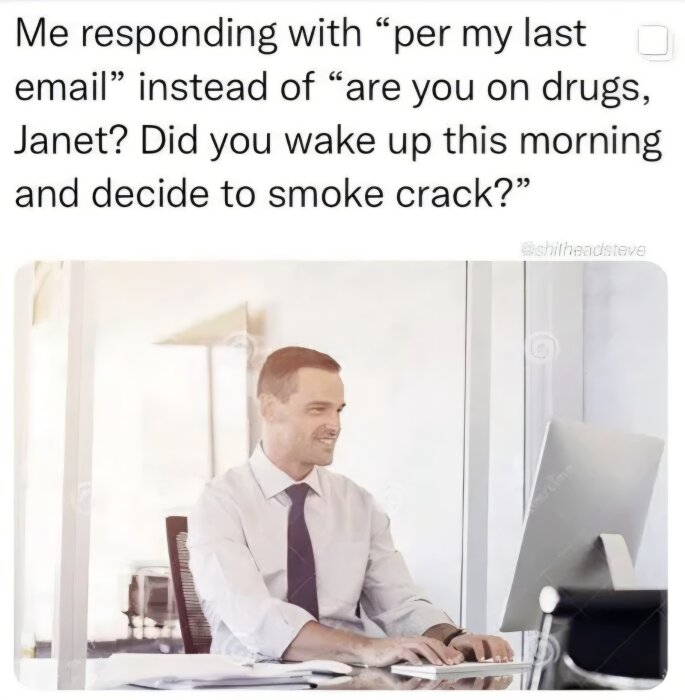 Man i skjorta och slips sitter vid ett skrivbord, tittar på en dator och ler. Text ovan antyder en humoristisk situation om e-postkommunikation.