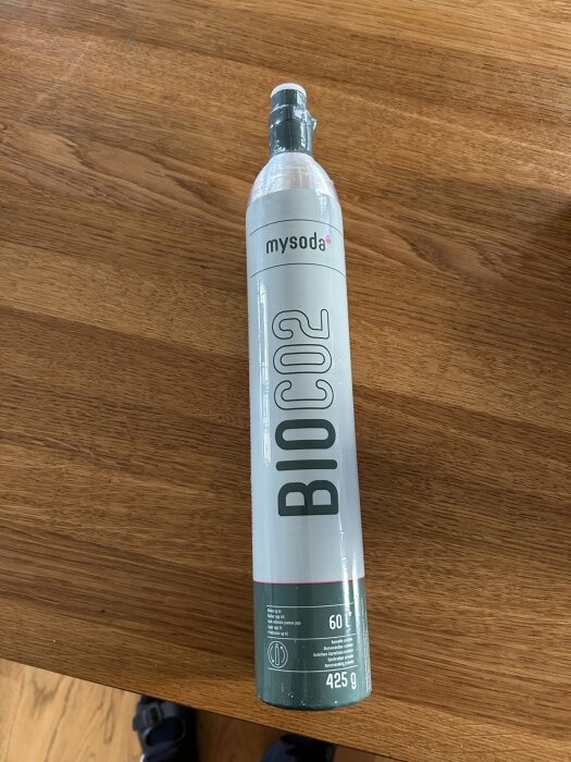 Mysoda CO2-patron från Finland, 425 g, på ett träbord.