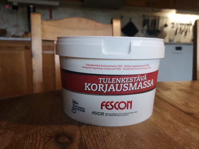 Hink med eldfast reparationsmassa från Fescon i ett kök.