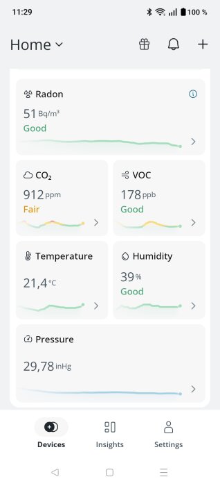 Sensoravläsning visar radon 51 Bq/m³, CO2 912 ppm, VOC 178 ppb, temperatur 21,4°C, luftfuktighet 39% och tryck 29,78 inHg.