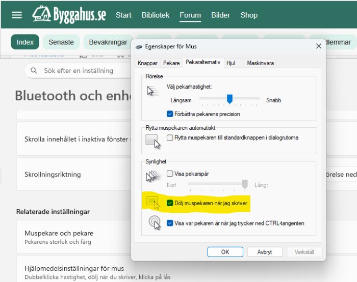 Inställningar för muspekaren i Windows med alternativet "Dölj muspekaren när jag skriver" markerat i fönstret Egenskaper för Mus.