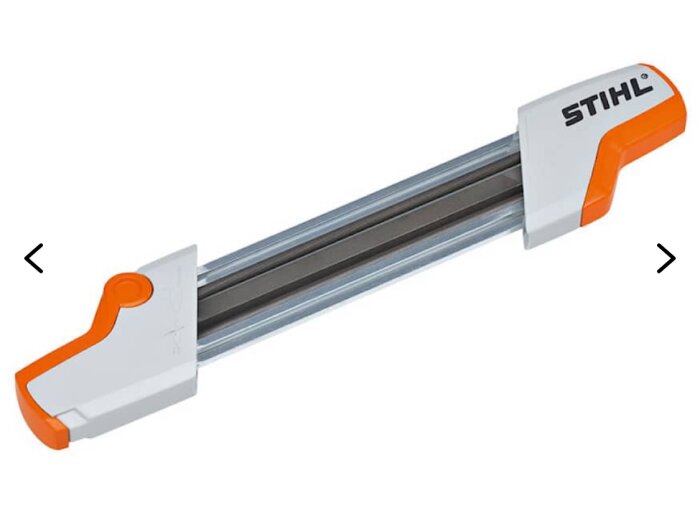 Stihl kedjefilningsverktyg med orange detaljer, används för att slipa kedjor med justerbar vinkel och olika mallar.