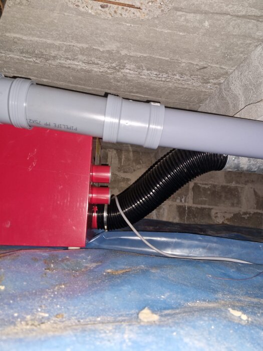 Krypgrund med röd avfuktare, plastskyddad mark och spricka i betongen.