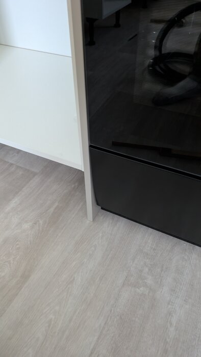 Underskåp och sidopanel i kök på plastmatta, visar ojämn nivå mellan dem.