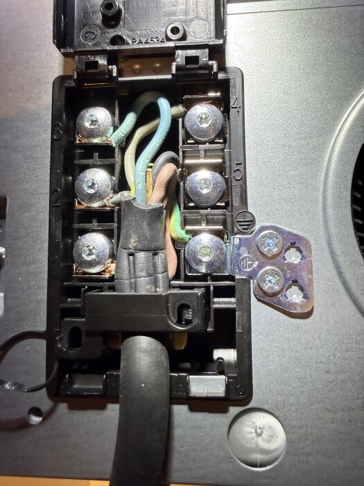 Elcentral med olika kopplade ledningar, märkta anslutningar 1–6, visar hur Siemens induktionshällens kablar är anslutna. Delen för jord är tom.