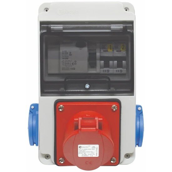 Uttagscentral med flera uttag, inklusive ett stort rött industrikontaktuttag och blå sidokontakter.