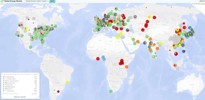 Karta över kärnkraftverk globalt, med olika färger för driftstatus: grön för aktiva, röd för stängda, och andra färger för andra stadier av utveckling.