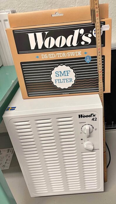 Avfuktare Wood’s 42 med SMF-filterförpackning och måttstock.