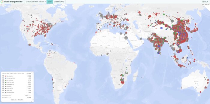 Världskarta som visar distributionen av kolkraftverk med olika operativa status, färgkodade prickar representerar deras tillstånd.