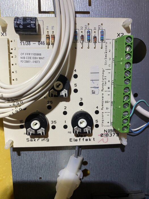 Kretskort med justerbara rattar för säkring och maxeffekt, samt kablar och komponenter märkta med Nibe.