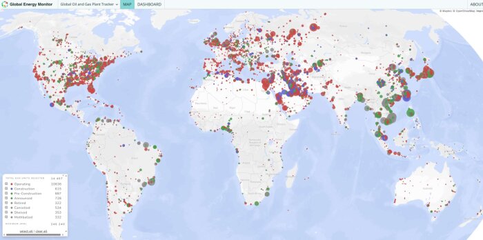 Karta över globala gas- och oljekraftverk med färgkodade prickar för driftstatus som visar spridning och ökande antal gaskraftverk världen över.