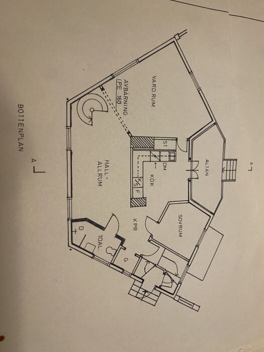Planskiss över bottenvåning av ett hus från 1923, med markerade rum såsom vardagsrum, kök och sovrum, används för att identifiera bärande väggar.