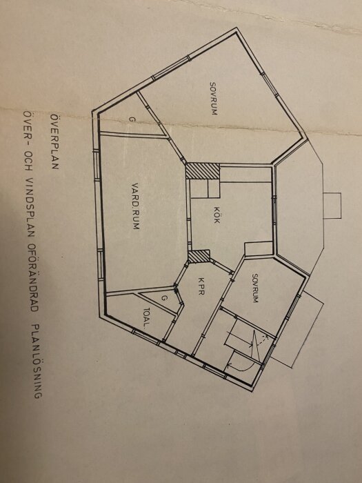 Planritning av ett hus från 1923, visar överplan med markerade rum som vardagsrum, kök, sovrum och toalett.
