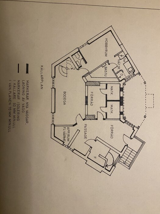 Ritning över ett hus från 1923 med markerade rum som bodega, hobbyrum, bastu och passage, visar också väggar som kan vara bärande.
