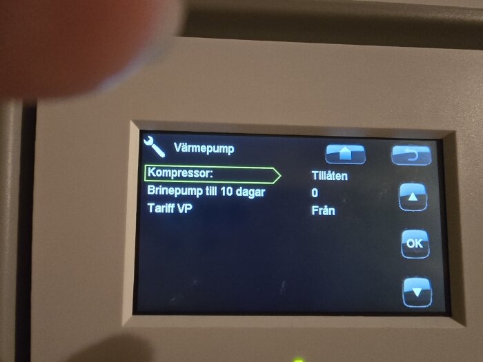 Display på en bergvärmepump visar inställningar som kompressor, brinepump och tariff.