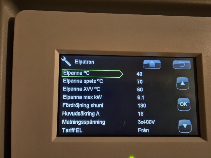 Skärm på bergvärmepump som visar inställningar, inklusive Elpanna 40°C och Elpanna spets 70°C. Menyval och inställningar syns på skärmen.