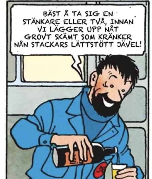 Man i blå jacka häller upp dryck från en flaska i ett glas, med en pratbubbla ovanför som innehåller text på svenska.