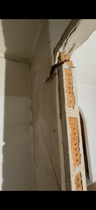 Sprucken vägg av lättbetong i en lägenhet från 50-talet, skador orsakade av demontering av en garderob med kofot.