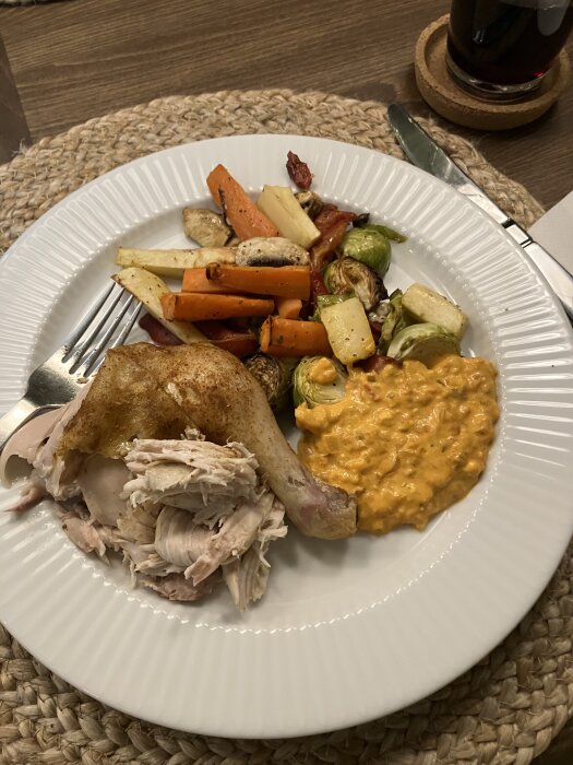 Tallrik med kyckling i lergryta, ajvarsås, rotsaker, brysselkål, svamp och grillad paprika.