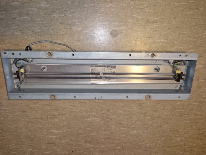 Elektromekanisk efterklangsenhet med fjädrar och magneter från Hammond för orgel, monterad på metallram, sedd ovanifrån.