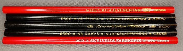 Röda och svarta svenska blyertspennor med texten "H.A.B. Regent", "AB GA Wes", och "Skrivrits färgkopie".