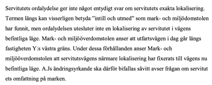 Text om servitutets lokalisering och betydelse enligt Mark- och miljööverdomstolen, med fokus på utfartsvägens placering längs fastighetsgränsen.
