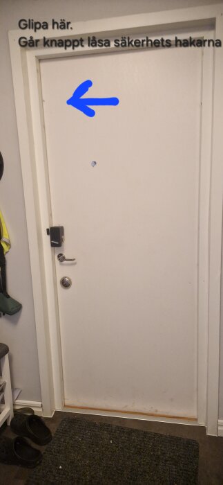 Vit dörr med glipa vid ramen, blå pil markerar glipan. Text: "Glipa här. Går knappt låsa säkerhets hakarna.