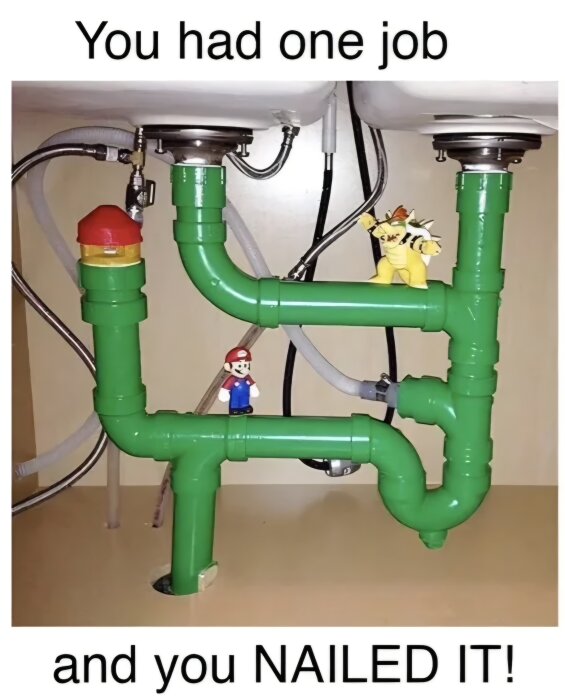 Gröna rör under diskbänk med videospelkaraktärer som dekoration, texter "You had one job" och "and you NAILED IT!" över och under bilden.
