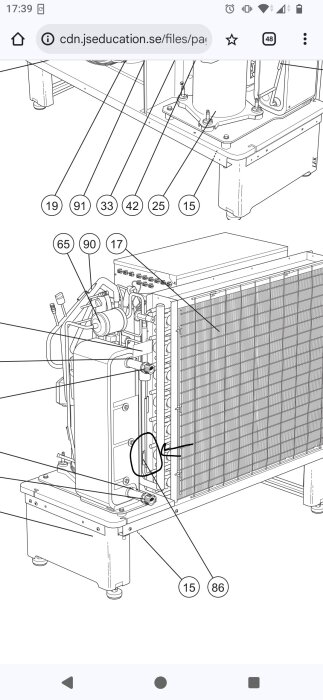 Ritning av en komponent i en maskin med många etiketterade delar och en markerad del som kan vara svåråtkomlig.